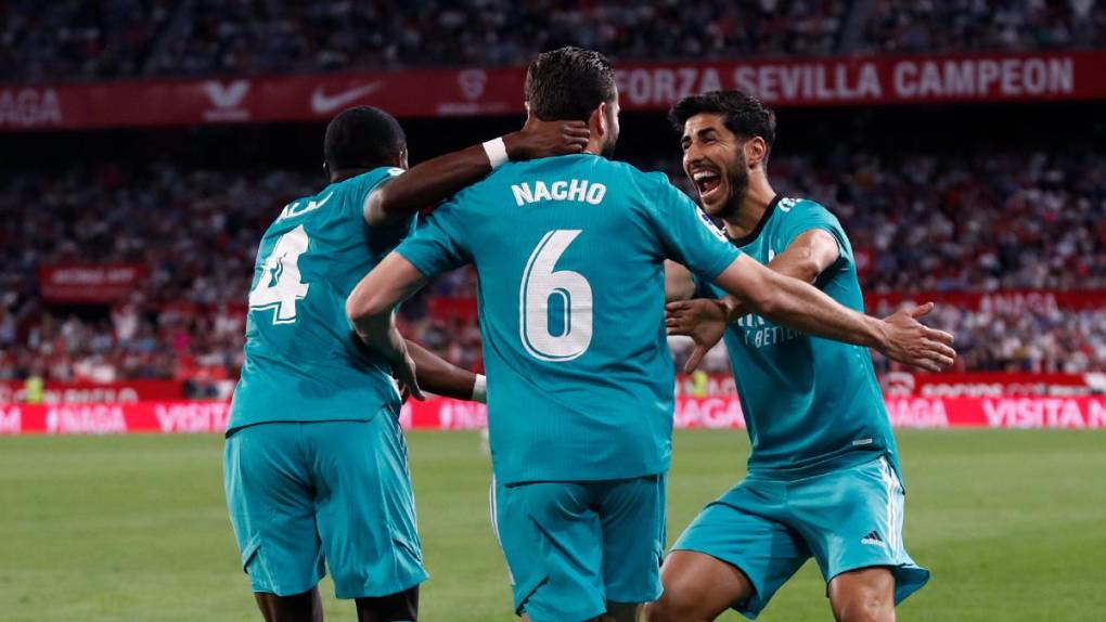 Marco Asensio y David Alaba se fueron a abrazar a Nacho tras el gol.