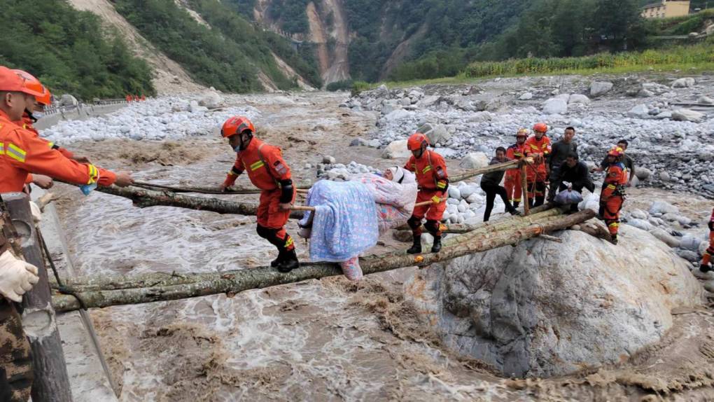 Ante unas cifras que podrían ir en aumento, el presidente chino, Xi Jinping, instó a “hacer todo lo posible para ayudar a las personas afectadas por la catástrofe y minimizar las pérdidas humanas”, según Xinhua.