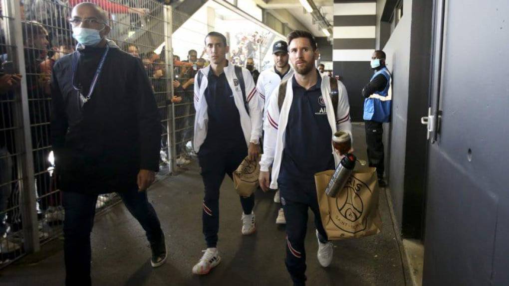 Según indicó el diario L’Equipe, la comitiva del PSG tiene la costumbre de pedir, cada vez que es visitante, unos 180 kilos de hielo. De esa cantidad, 30 tienen que ser entregados antes de la llegada del plantel al recinto y los otros 150 -tienen que estar listos para el inicio del segundo tiempo- se utilizarán para el post partido y los tratamientos que tienen que atravesar los jugadores.