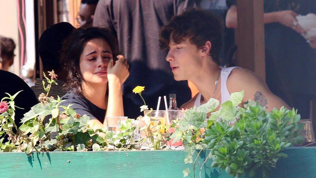 En las fotos se puede ver a una Camila Cabello muy triste mientras Shawn trata de consolarla.