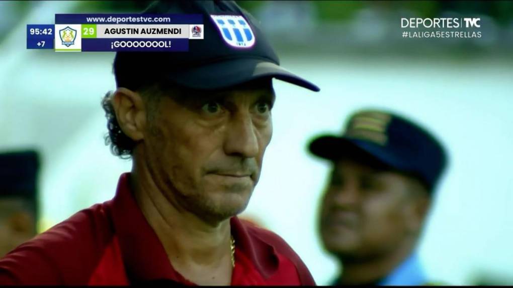 Esta fue la carita que le quedó a Pedro Troglio tras el gol de Agustín Auzmendi. No lo podía creer el entrenador del Olimpia.