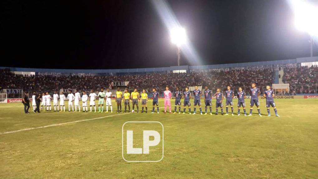 Los jugadores de Motagua y Olimpia mientras sonaba el himno de la Concacaf League.