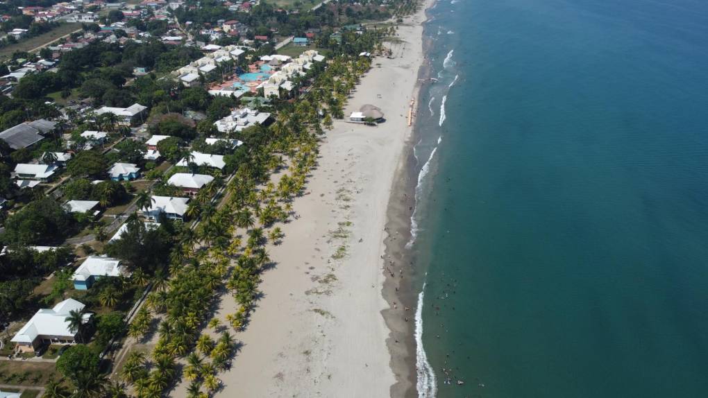 La ciudad de Tela tiene la ventaja que en las afueras del centro también hay playas de encanto en donde se encuentran diversidad de hoteles y complejos turísticos, como Playa Bonita, Ensenada y Playa Escondida, entre otras. 