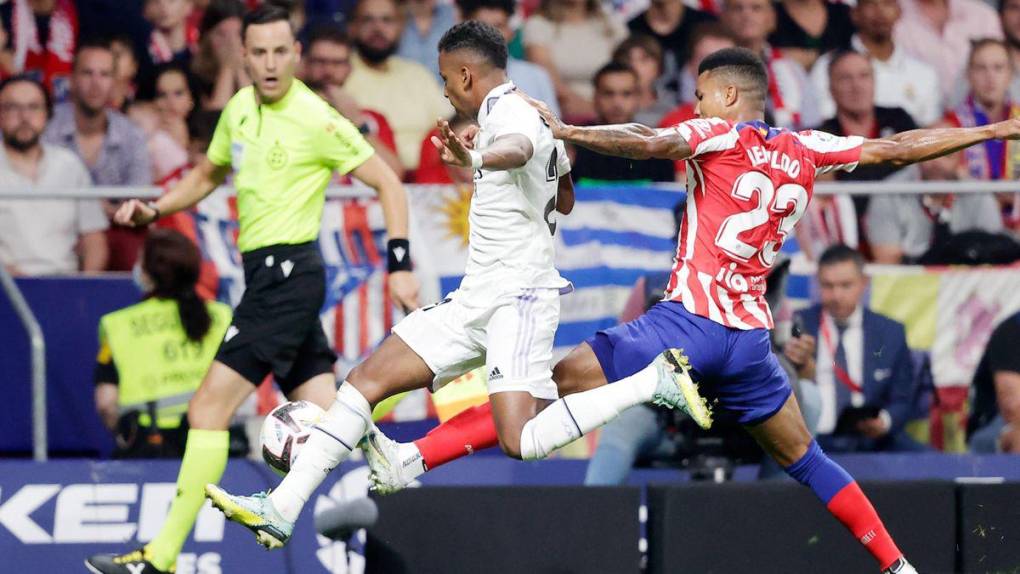 El Real Madrid pidió tarjeta roja por esta dura entrada de Reinildo Mandava contra Rodrygo Goes.