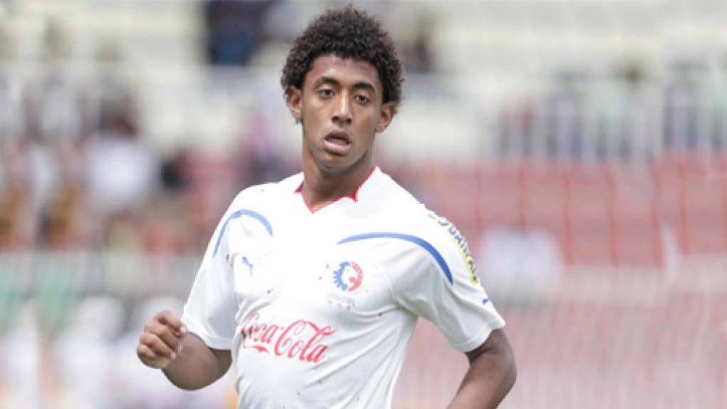 El Olimpia compró la ficha del Choco Lozano y lo hizo debutar en la Liga Nacional a los 15 años de edad siendo todo un récord en la primera división del fútbol hondureño.