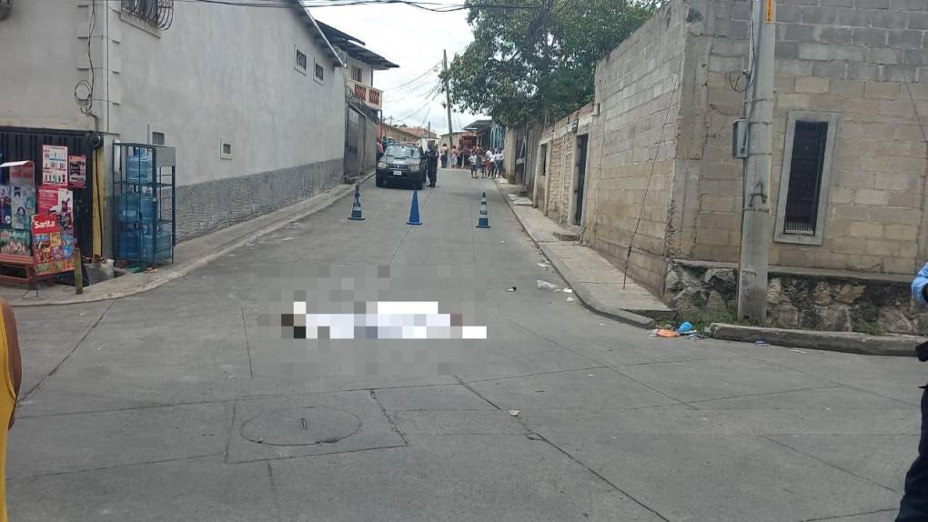 Agentes policiales y un equipo de Medicina Forense llegaron a la escena, donde encontraron al menos 15 casquillos de arma de fuego.