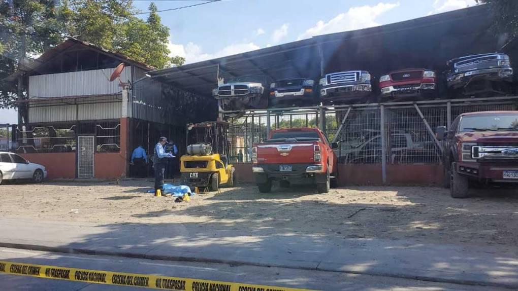 Las autoridades de la Policía indicaron que el guardia resultó herido.