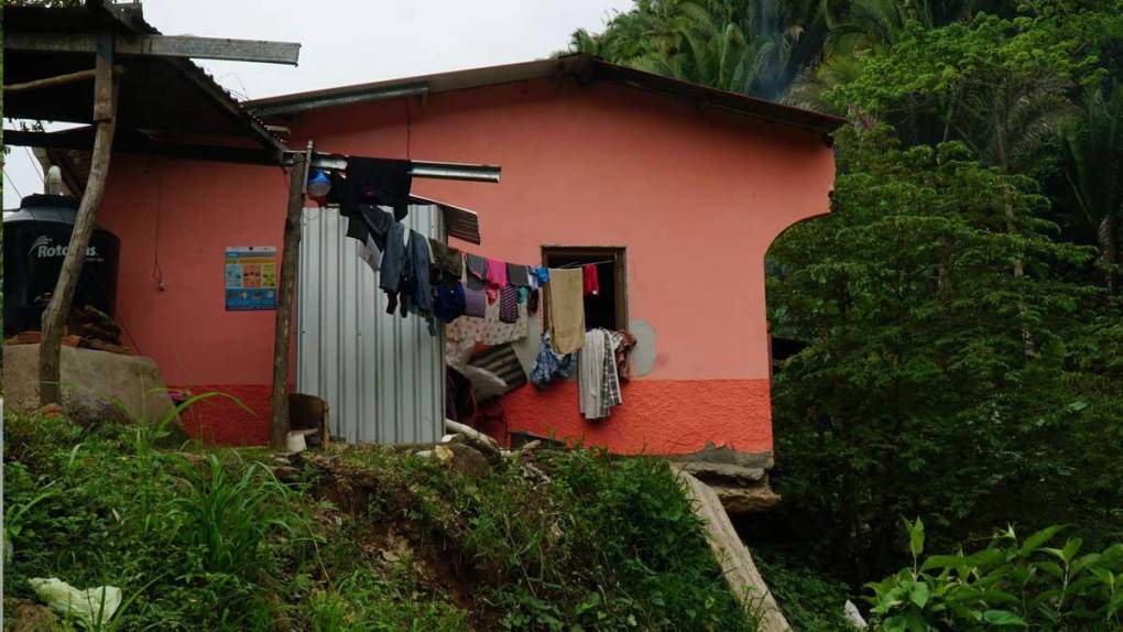 “Cuando llueve fuerte no dormimos, tenemos miedo”: vecina del valle de Sula vive en zozobra por los bordos