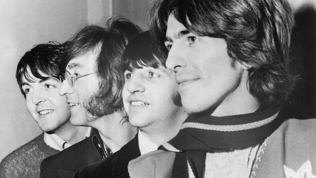 Después de completarse la banda y quedar definida, Brian Epstein, un empresario local, les propuso ser su representante tras escucharles en una actuación y, de su mano y la del productor George Martin, lanzaron en 1962 su primer single, <i>Love me do</i>, con el que obtuvieron un gran éxito comercial. ‘<i>Please, please me</i>’ y <i>With the Beatles </i>fueron sus primeros trabajos discográficos, que se situaron en lo alto de las listas británicas y gracias a los que comenzaron a realizar numerosas giras. 