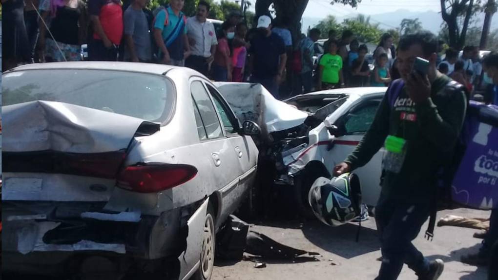 Una rastra que perdió el control en La Vuelta del Cura en Choloma, Cortés, colisionó con cinco vehículo.