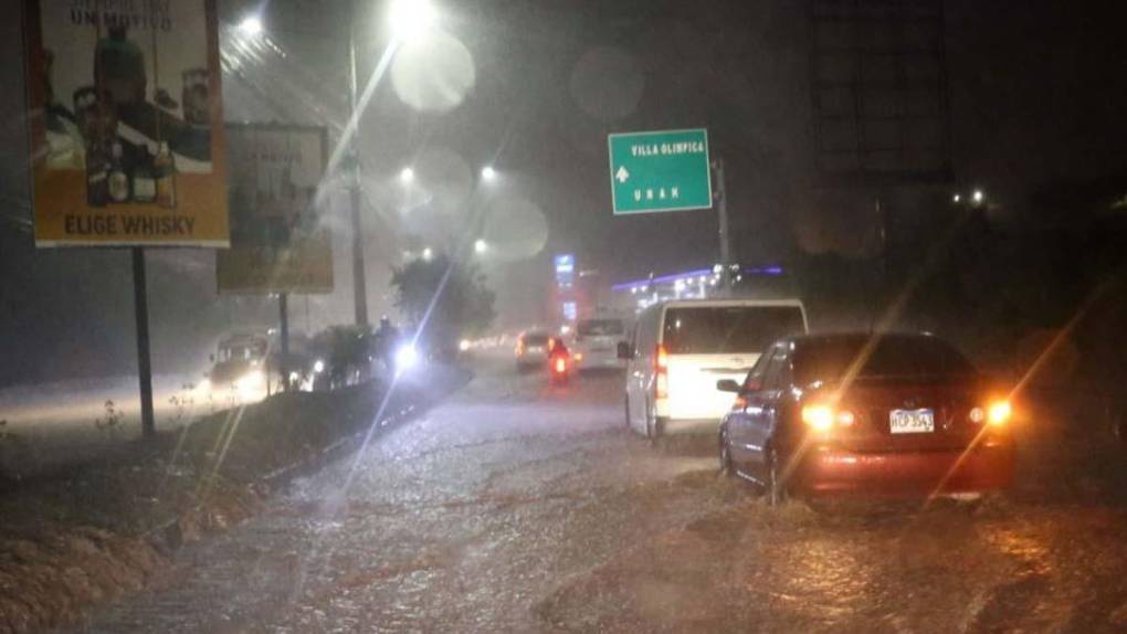 ¡Carros atrapados! Una hora de lluvia inunda las calles de Tegucigalpa