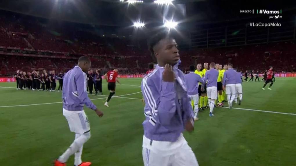 Vinicius se salió de la fila de los jugadores del Real Madrid que sí saludaron a la cuarteta arbitral.