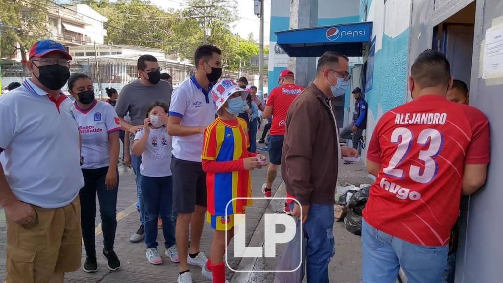 Grandes filas se hicieron en la taquilla para entrar al estadio Nacional Chelato Uclés.