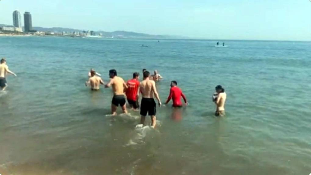 Los jugadores del Eintracht Frankfurt se dieron un baño en la playa de Barcelona.