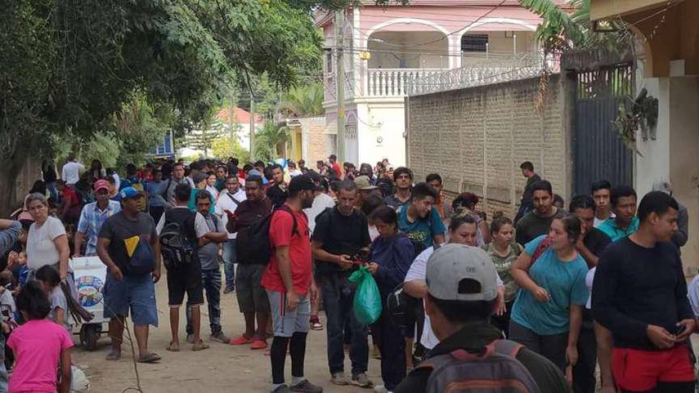 La ciudad de Danlí sufre una crisis migratoria sin precedentes. De 200 a 300 migrantes que solicitaban salvoconductos en el Instituto Nacional de Migración (INM) todos los días, ahora se emiten más de 2,000 diarios.