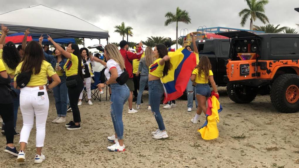 Fiesta de hondureños y bellas colombianas: El ambiente del Honduras- Colombia