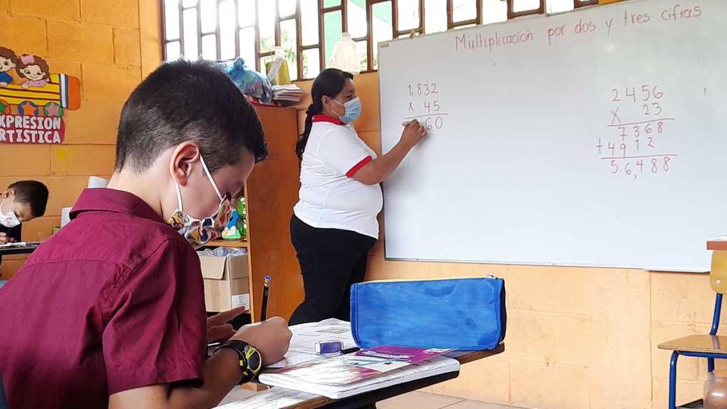 El rendimiento escolar ha mejorado gracias a que los escolares comen alimentos nutritivos elaborados con el acompañamiento del PMA, Fida y FAO.