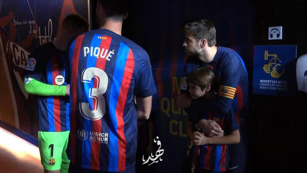 Gerard Piqué acompañado por sus hijos Milan y Sasha en el túnel de vestuarios, antes de salir al campo.