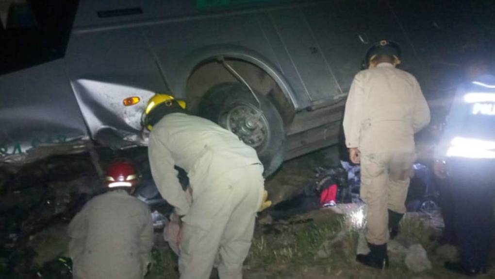Un accidente vial causó la muerte de una joven madre, su hijo y una prima en la carretera que conecta a los departamentos de Francisco Morazán y Olancho. 
