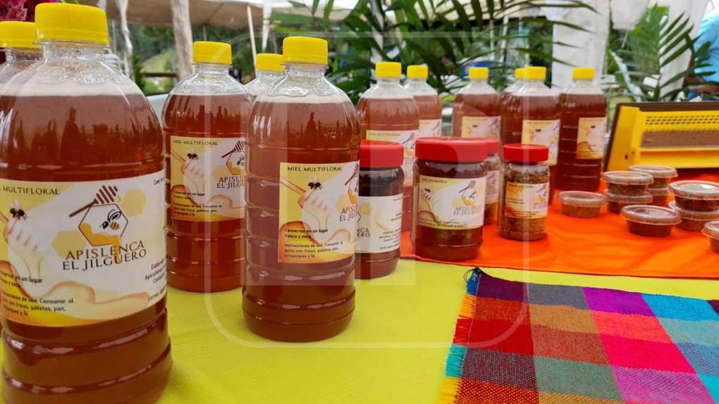 Embajadora Cindy McCain prueba la calidad de productos de comunidades hondureñas