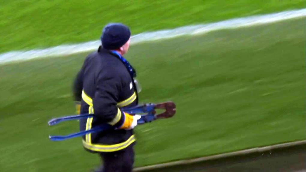 Un miembro de seguridad del estadio tuvo que ir a buscar una tenaza grande para cortar la cinta de amarre de plástico.