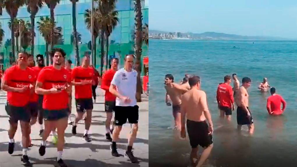 Los jugadores del Eintracht Frankfurt se dieron un baño en la playa de Barcelona.