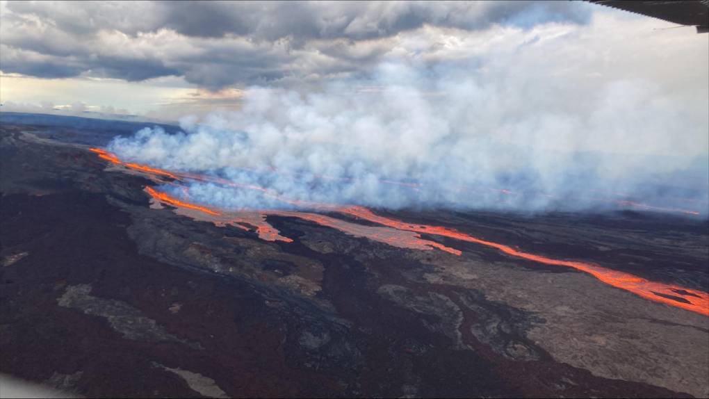 “La erupción del <b>Mauna</b> <b>Loa</b> se movió de la cima a la Zona de la Falla Noreste, donde varios flujos de lava están pasando por las fisuras”, dijo el servicio geológico en su página web.