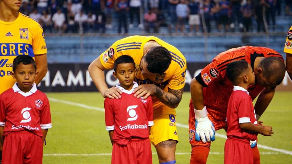 André-Pierre Gignac, al igual que Nahuel Guzmán, charlaron con los niños con los que saltaron al campo.