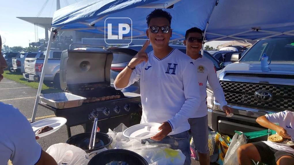 Bailes, carne asada, manta de Maradona y hasta un Lamborghini: las fotos del ambientazo en el Argentina-Honduras