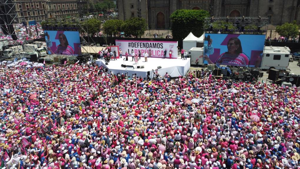 “¡Presidenta, presidenta!”: una multitud vestida de color rosa acudió al Zócalo, principal plaza pública de <b>México</b>, para respaldar a la exsenadora de centroderecha.