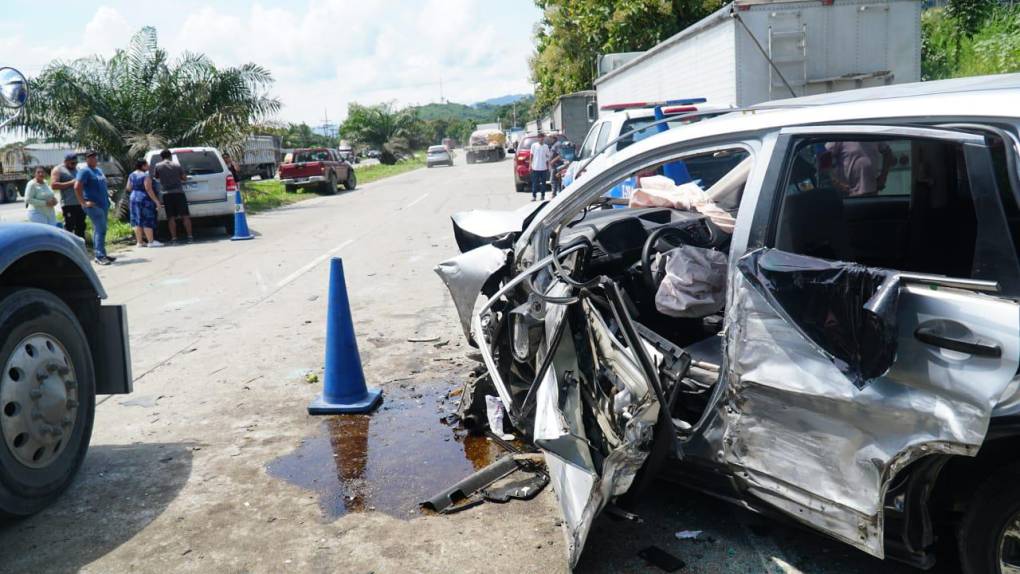 La camioneta Ford Escape que circulaba hacia San Pedro Sula chocó con la camioneta Honda. Afortunadamente, en este accidente no hubo víctimas que lamentar. 