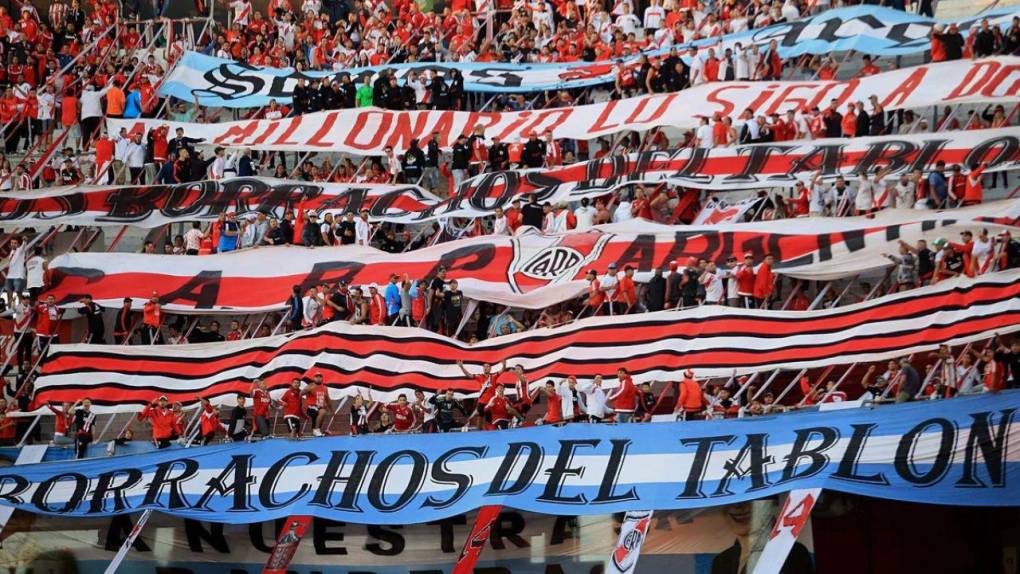 Los Borrachos del Tablón - River Plate. Nacidos en los 70, estos aficionados Millonarios son la fotocopia de la 12 de Boca pero en el Monumental. Los destrozos producidos tras el descenso de River a Segunda fueron noticia en todo el mundo. Los millonarios tienen como barra brava a Los borrachos del Tablón, la cual tiene la misma fama violenta que la de Boca Juniors.