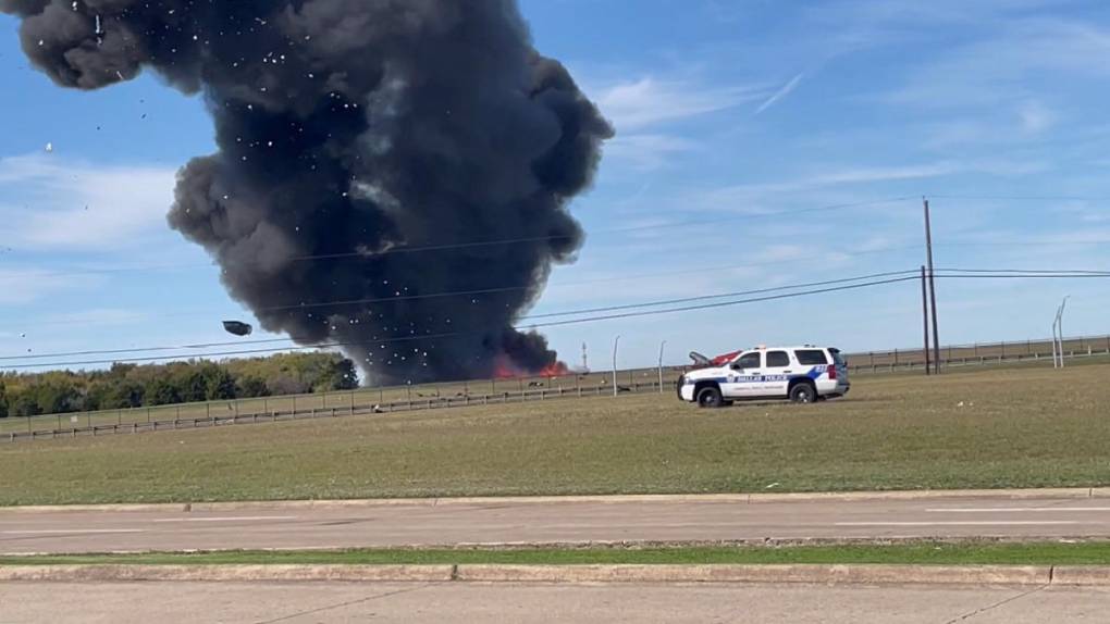 La Administración Federal de Aviación (FAA) y la Junta Nacional de Seguridad en el Transporte están investigando las causas de este accidente, el primero registrado en los siete años que se ha llevado a cabo el espectáculo conmemorativo Air Force Wings Over Dallas.
