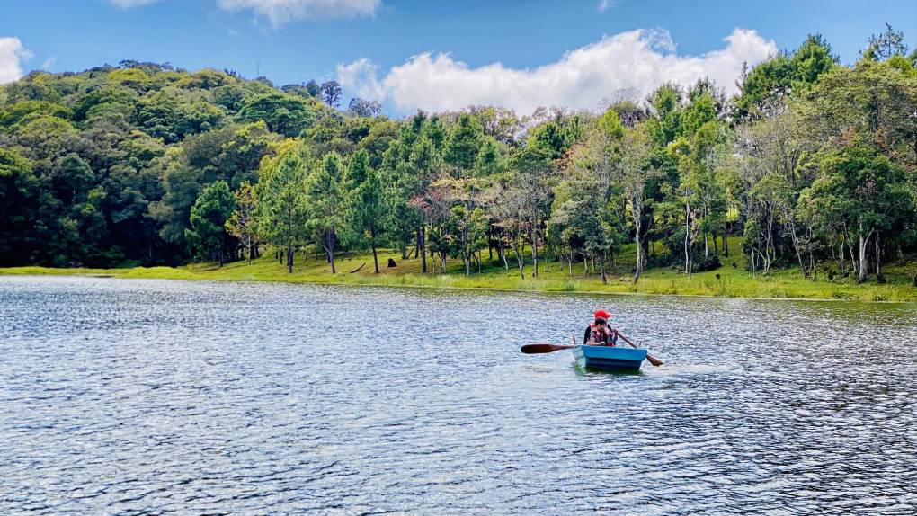 La laguna de Chiligatoro está ubicada en una aldea lenca de Intibucá y se encuentra a unos 1,850 metros sobre el nivel del mar, altura que permite que las temperaturas sean más frescas durante todo el año.