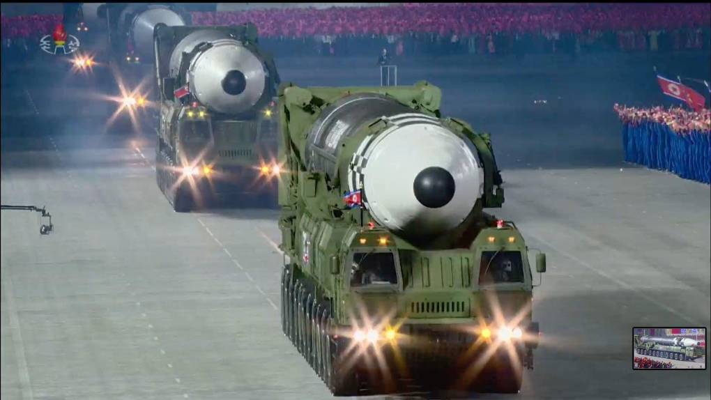 El Hwasong-16, mostrado por primera vez en un desfile en octubre de 2020, fue expuesto sobre su enorme plataforma móvil erectora (TEL) de 11 ejes.