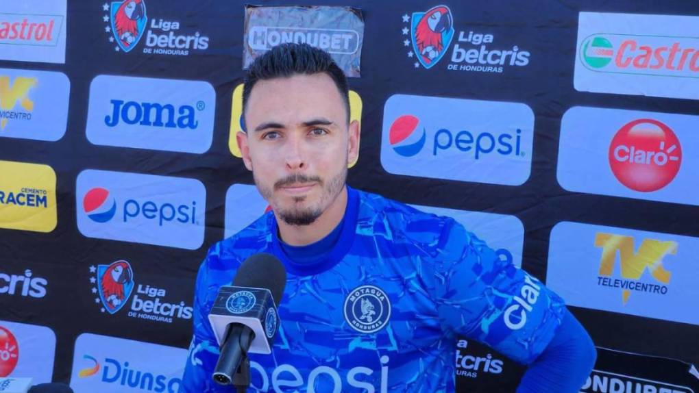 Santiago Montoya reveló en charla con El Blog de Ciclón que tiene seis de contrato con Motagua y en el club azul no quieren pagarle lo que resta. 