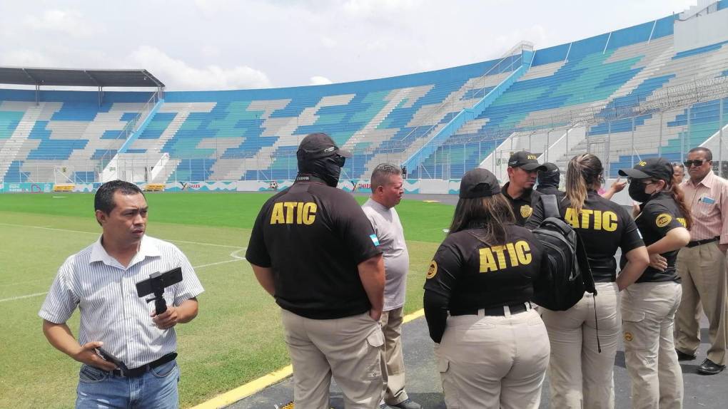 Los agentes de investigación de los delitos en contra de la administración pública y patrimonial, dieron cumplimiento a las labores de requisa a la cancha, junto a técnicos en procesamiento de la escena del crimen y personal de ingeniería.