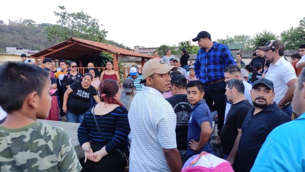 Se presume que el comunicador social recorrió apenas un kilómetro y bajó a los dos muchachos y les disparó y posteriormente los lanzó al río para luego huir.