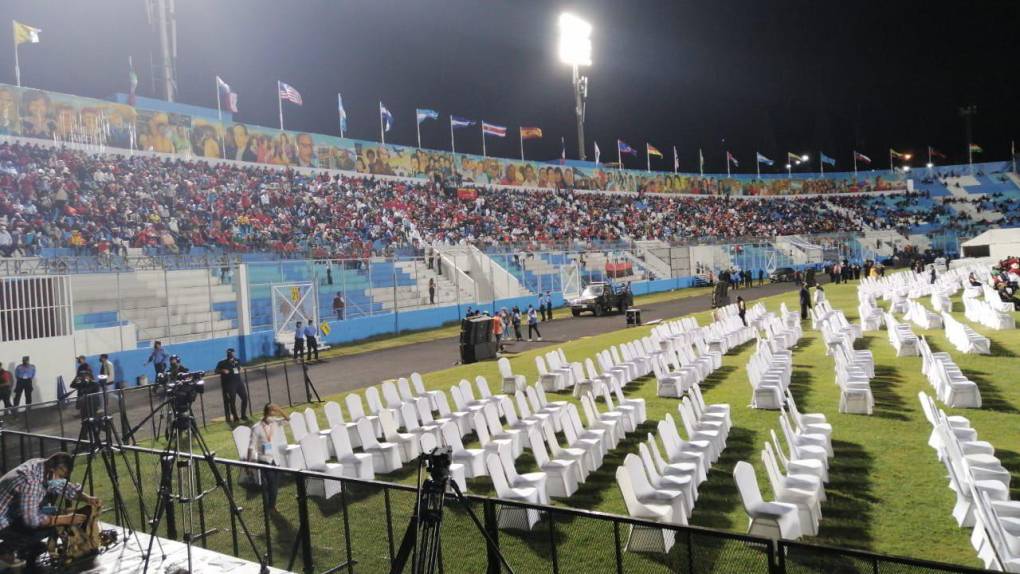 Vigilia en el estadio Nacional para presenciar toma de posesión de Xiomara Castro