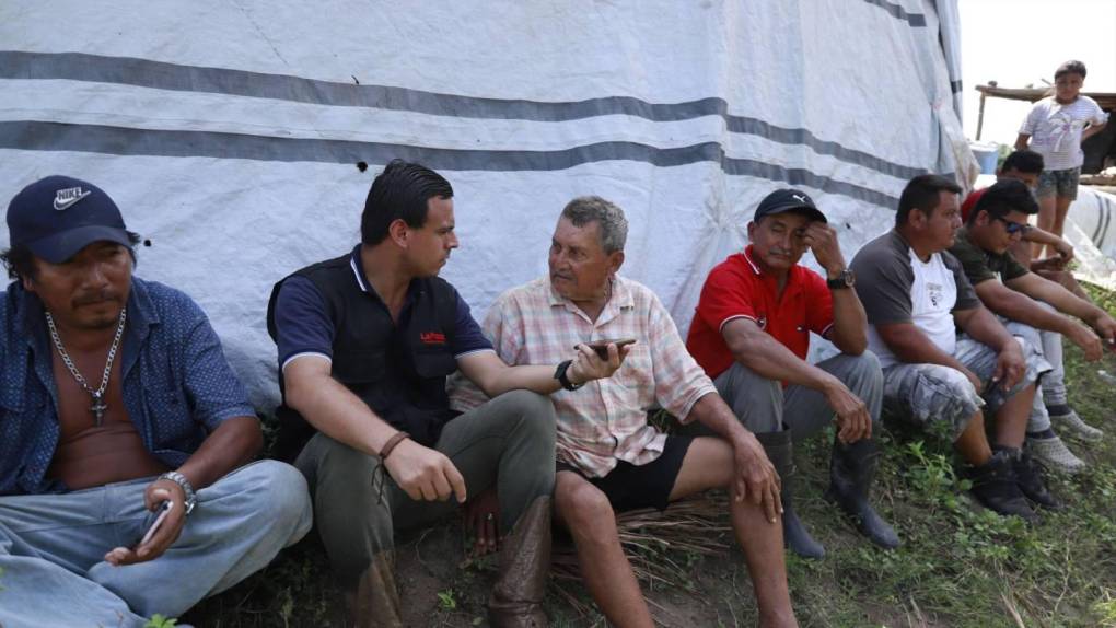 A lo lejos de la zona se observó al pequeño Elmer (12) levantando las manos y quien desde la profunda poza gritaba con mirada triste reflejada en su rostro: “¡Ayuda! Queremos comida y agua”.