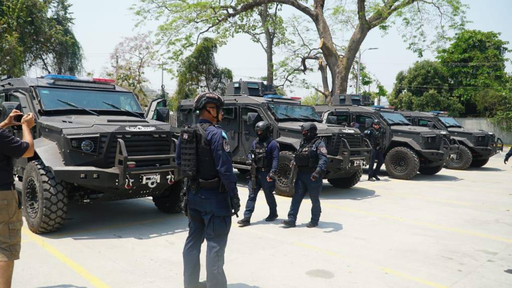 Policía exhibe en SPS cuatro Black Mamba que llegaron al país