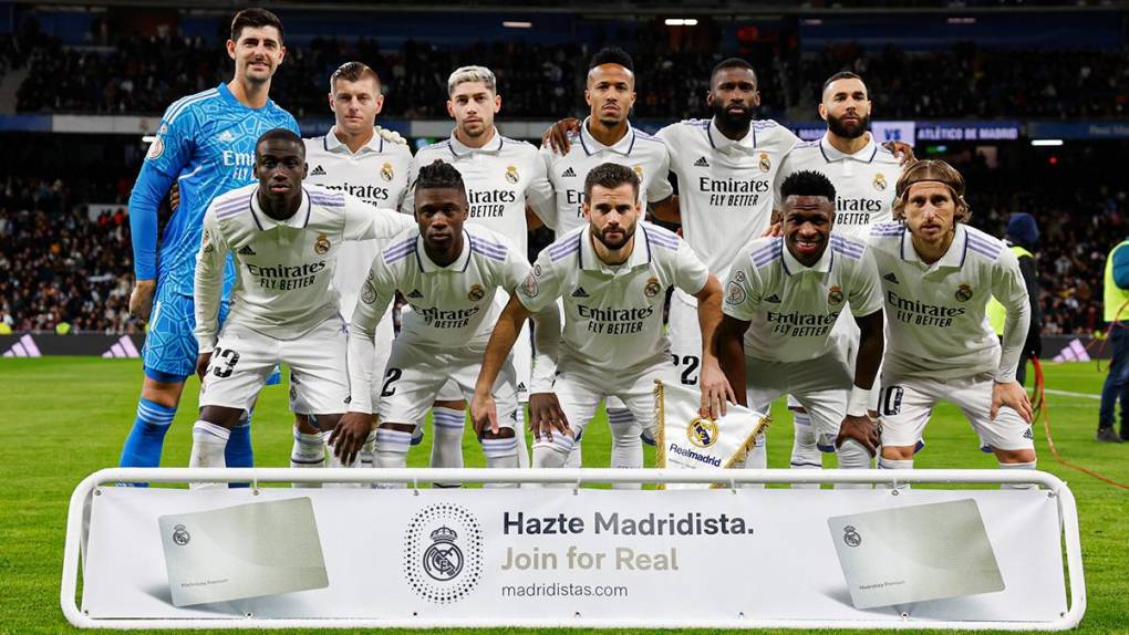 Los 11 titulares del Real Madrid posando antes del partido contra el Atlético de Madrid.