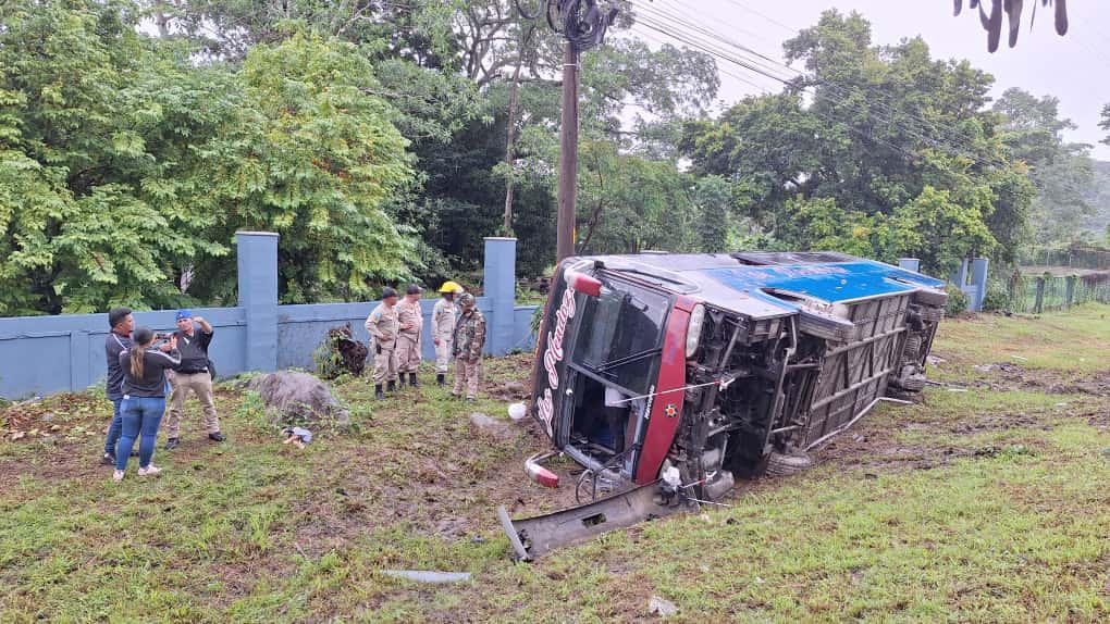 Varios heridos tras accidente de bus y mototaxi en Atlántida