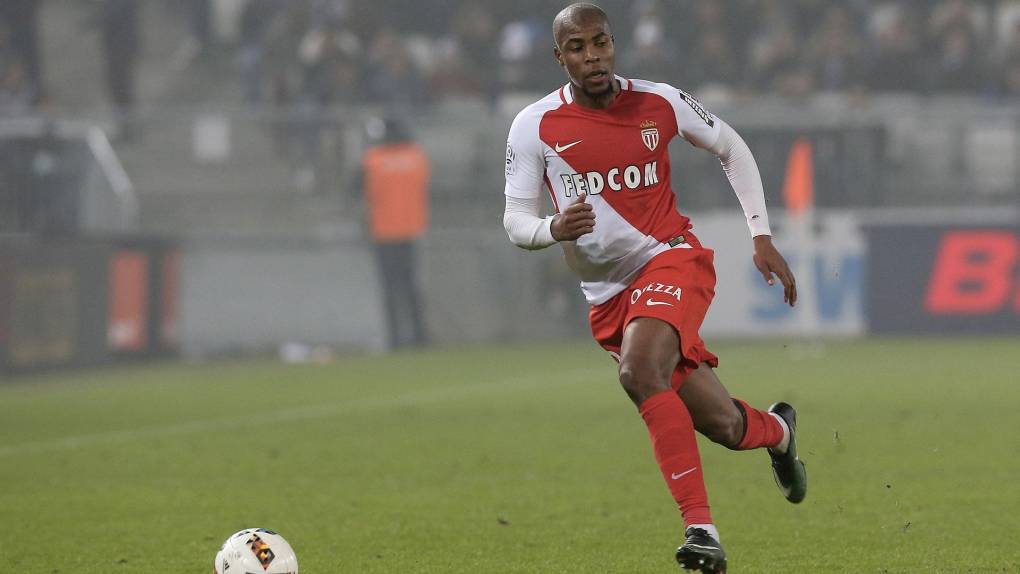 Djibril Sidibé (30 años) - El lateral derecho francés estuvo un año en el Everton antes de recalar de nuevo en la Ligue 1 con el Mónaco. Las últimas informaciones que aparecieron sobre el futbolista fueron un posible interés del ‘Cholo’ Simeone por incorporarle al Atlético de Madrid.