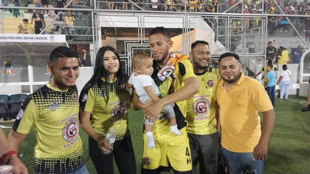 El goleador Óscar Discua junto a su familia tras el final del juego.
