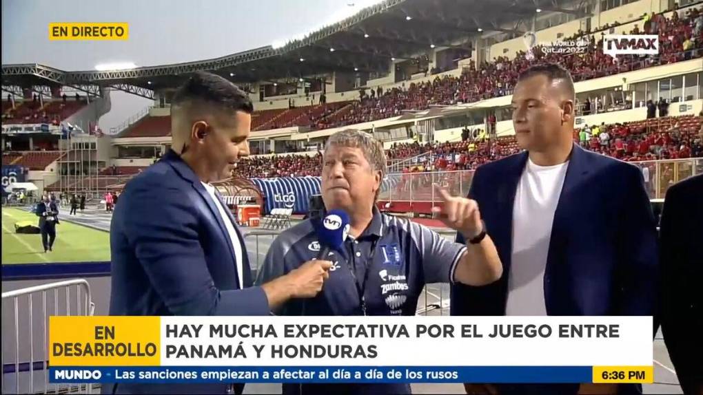 El entrenador de Honduras rompió el protocolo para saludar a Gabriel Gómez y Blas Pérez, quienes estaban como comentaristas para el partido.