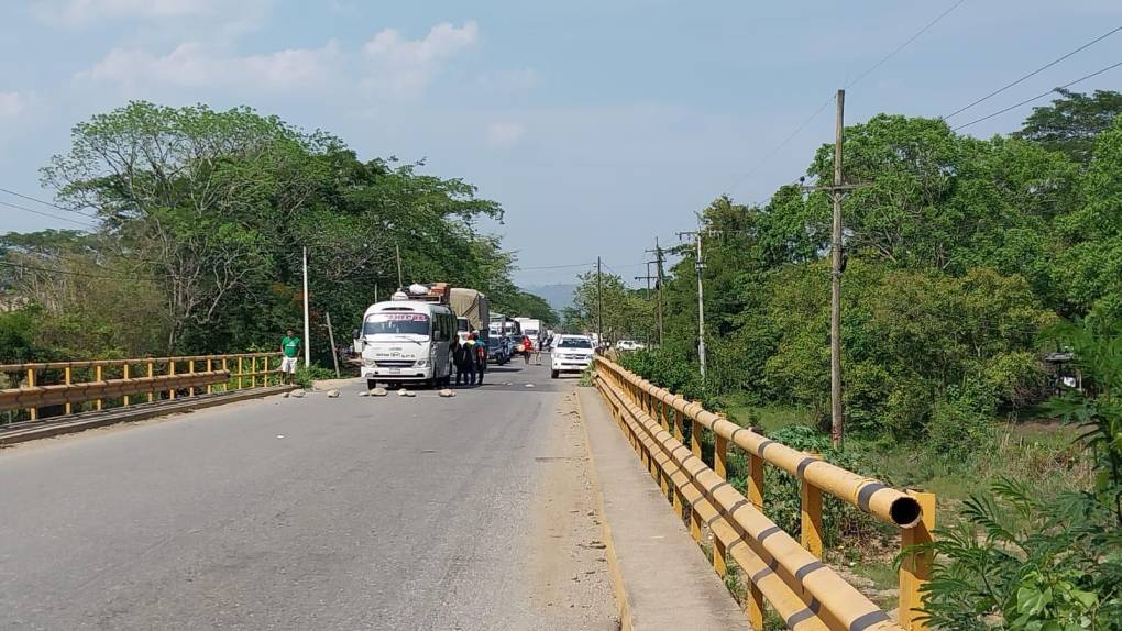 La protesta por los apagones de energía generó filas de vehículos de hasta cinco kilómetros hacía el occidente del país y hacía San Pedro Sula.