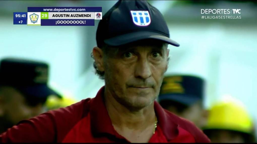 Esta fue la carita que le quedó a Pedro Troglio tras el gol de Agustín Auzmendi. No lo podía creer el entrenador del Olimpia.