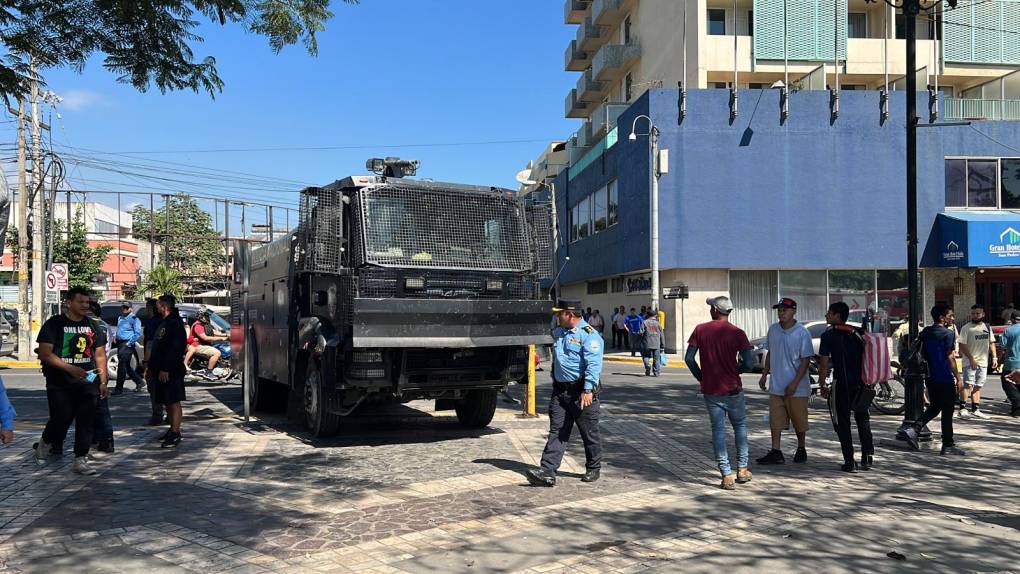 Un vehículo bombero ingresa al parque municipal sampedrano para apagar el fuego provocado por protestantes al quemar neumáticos.