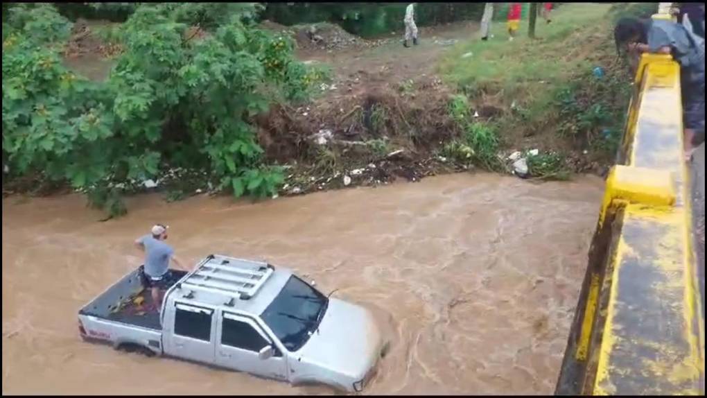 El inteprido conductor intentó cruzar en su vehículo tipo Pick Up el vado sobre la quebrada de Adán en La Ceiba y fue arrastrado por la fuerte corriente hasta quedar enmedio de las aguas.
